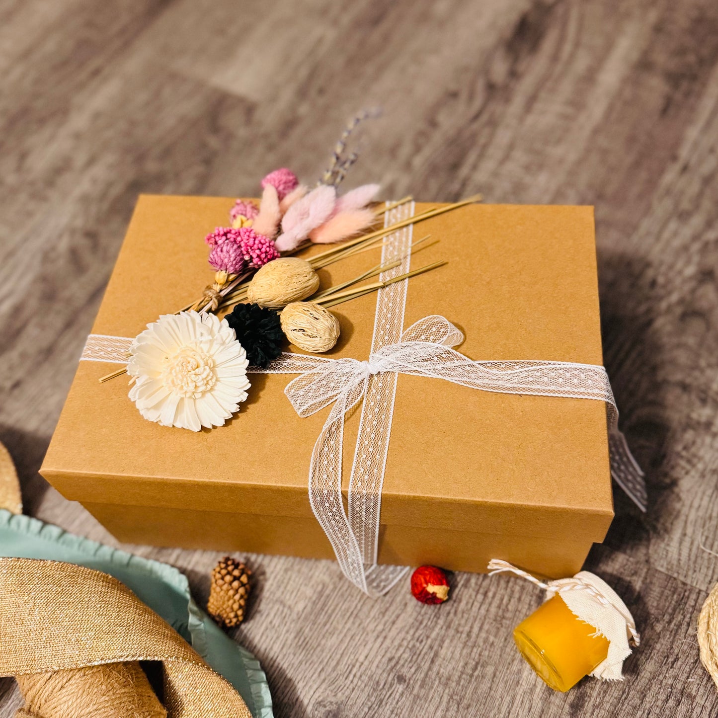 Gift Set Of Nuts And Honey In A Kraft Box (NUT129) - Flora Sense