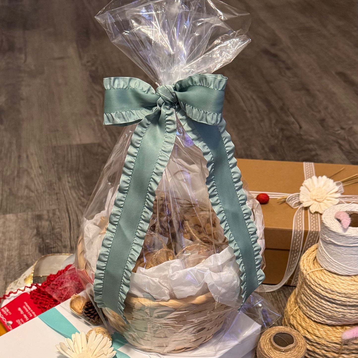 Gift Set In A Round Basket Of Nuts And Honey (NUT125) - Flora Sense