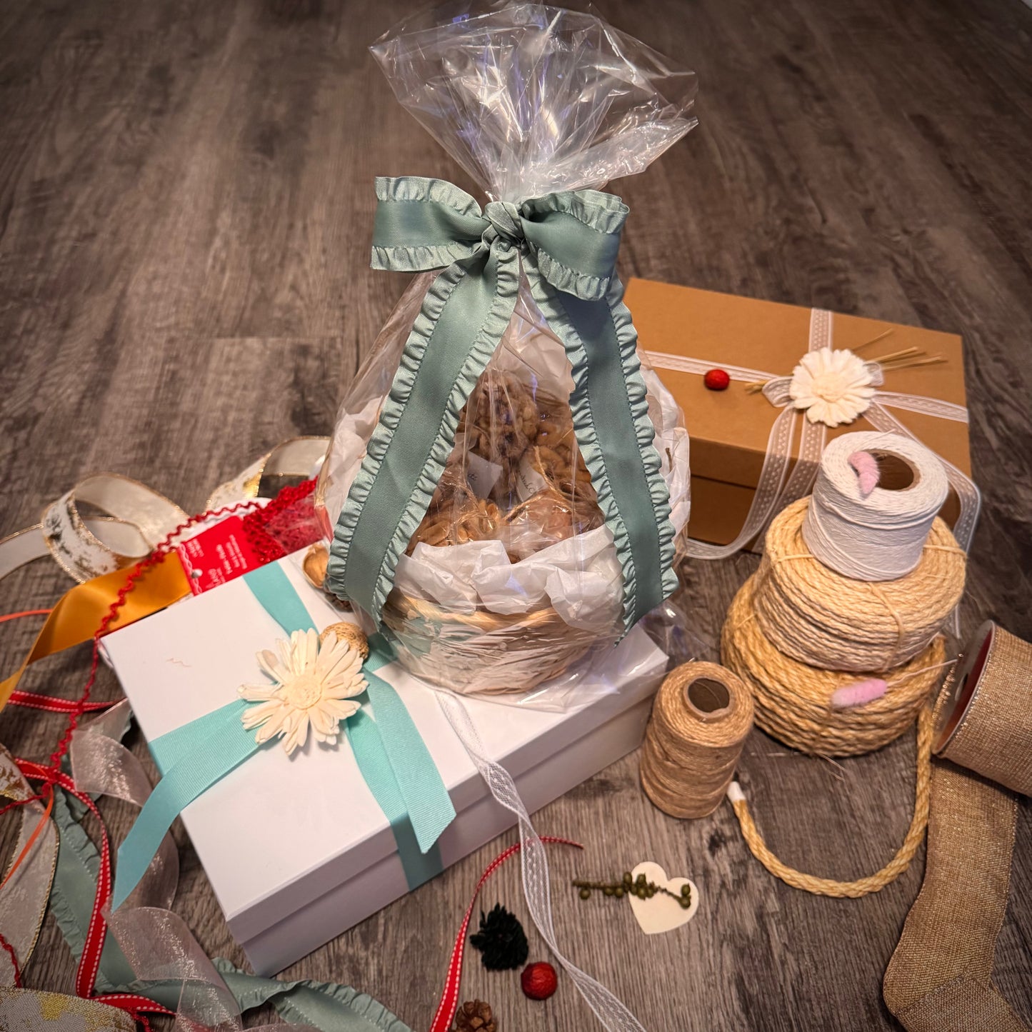 Gift Set In A Round Basket Of Nuts And Honey (NUT124) - Flora Sense