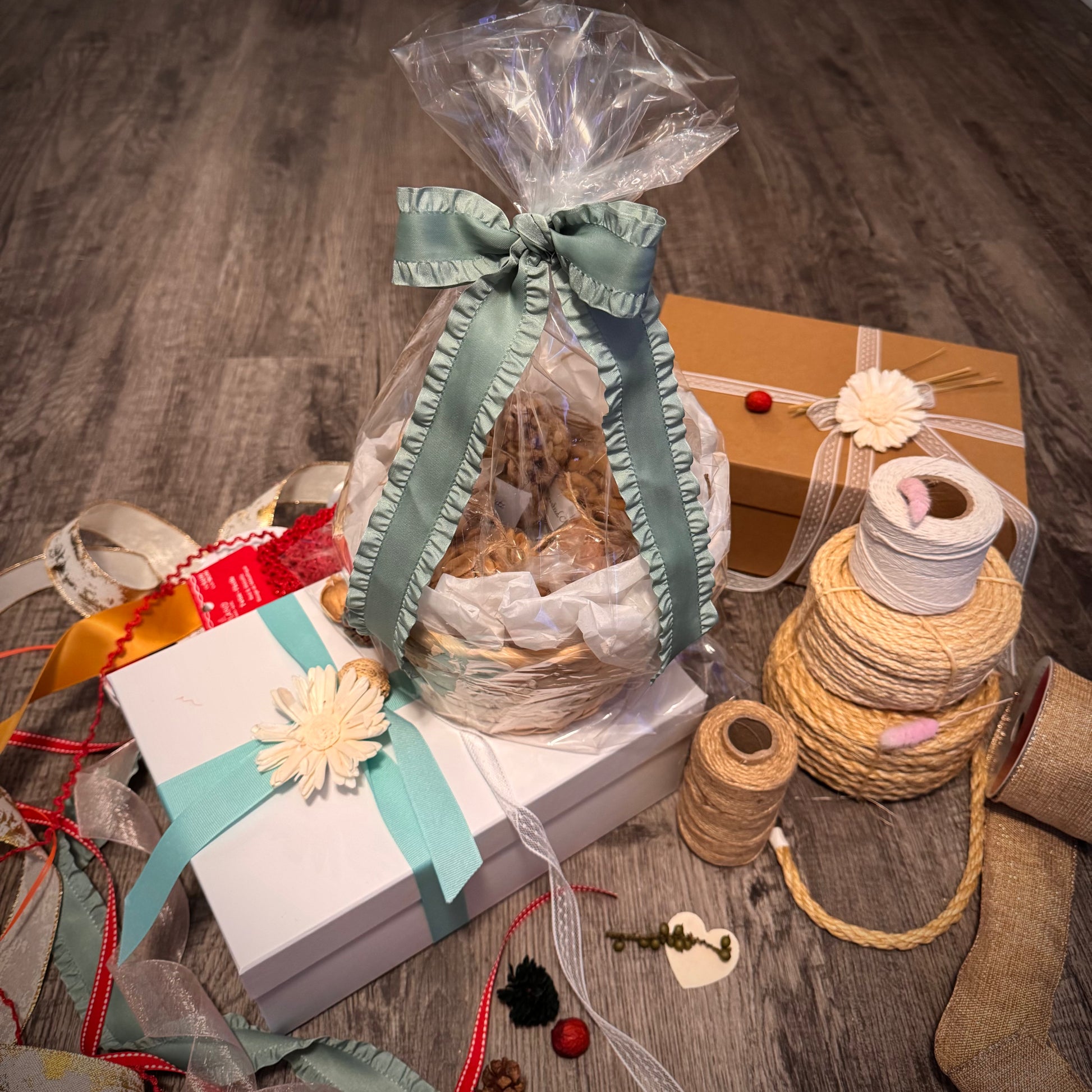 Gift Set In A Round Basket Of Nuts And Honey (NUT124) - Flora Sense
