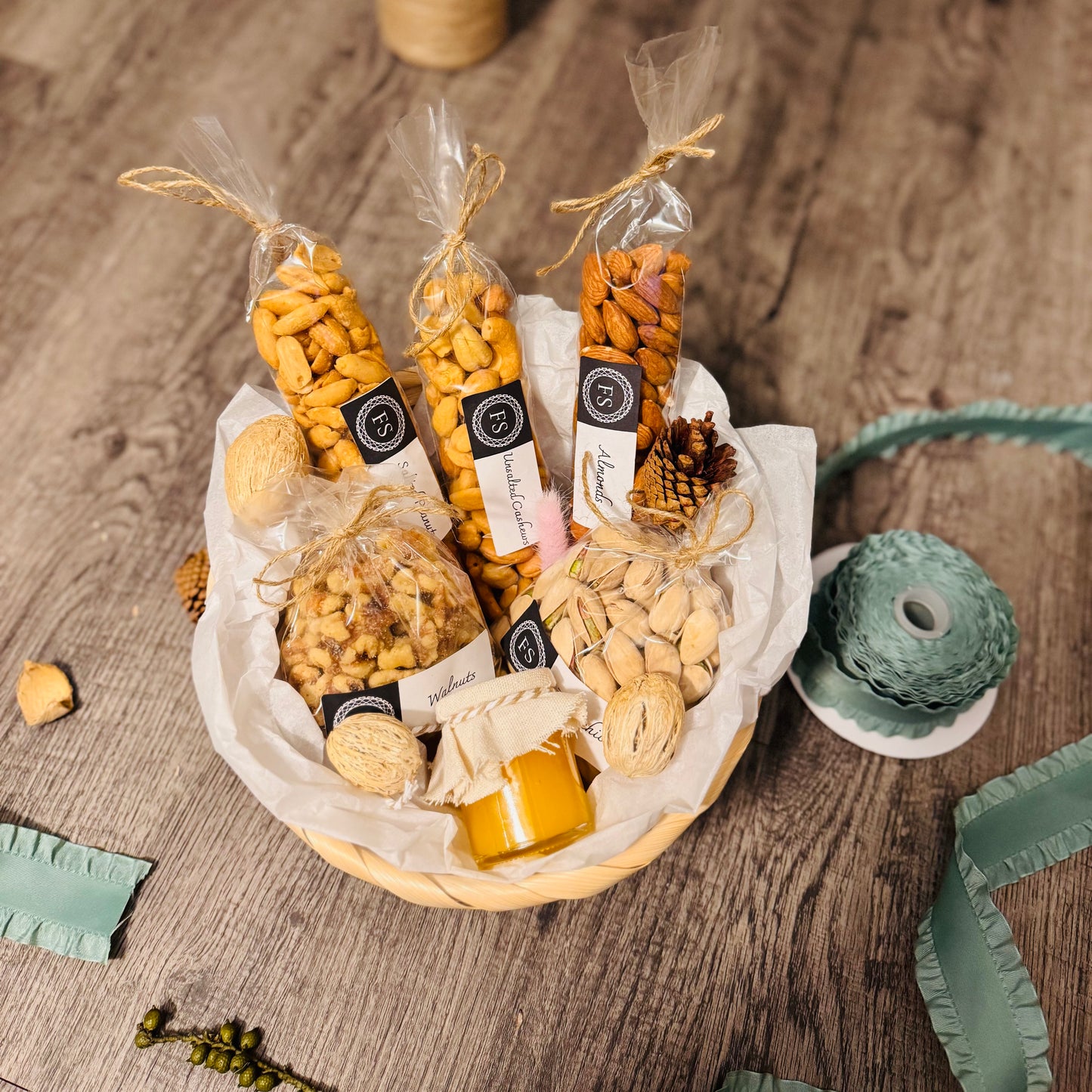 Gift Set In A Round Basket Of Nuts And Honey (NUT121) - Flora Sense